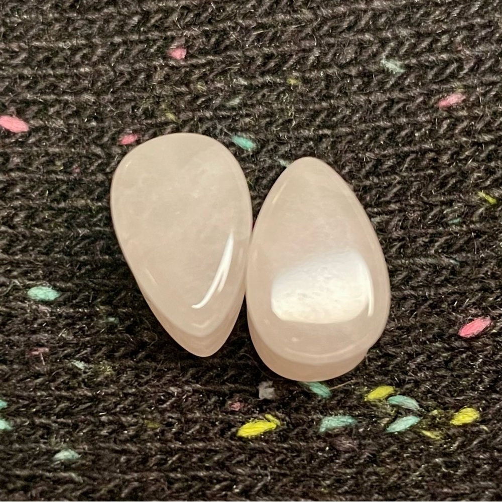 7/16in rose quartz double flare (DF) teardrop plug
